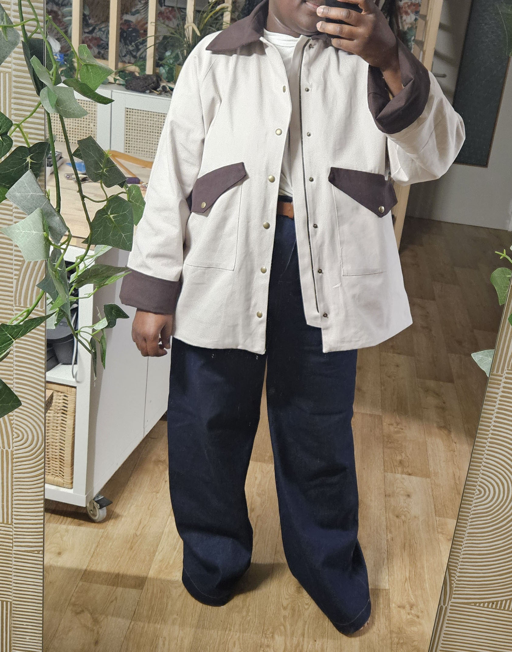 Patron de la veste Barn Jacket Atelier Brunette cousue en tissu canva coloris milky clay
